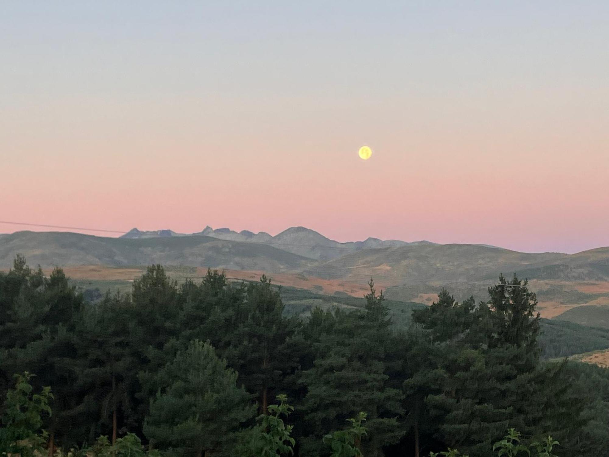 הויוס דל אספינו Cara Norte De Gredos מראה חיצוני תמונה